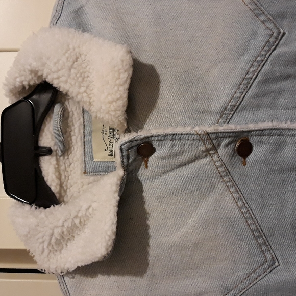 Ashley Vintage Sherpa Denim Jean Jacket - Picture 8 of 14